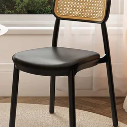 Стілець кухонний пластиковий з м’яким сидінням і ротангом