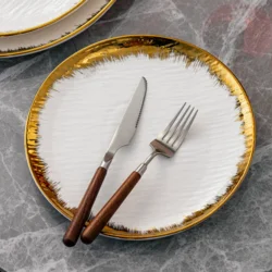 Керамічна тарілка з золотою каймою 25 см