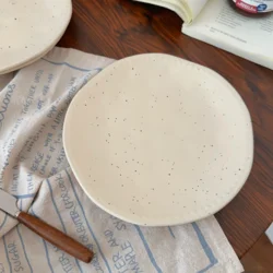 Мінімалістична керамічна тарілка з матовою глазур’ю та декоративними крапками