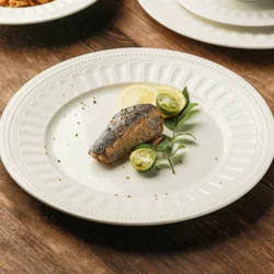 Керамічна тарілка з рельєфним краєм у європейському стилі 20,4 см