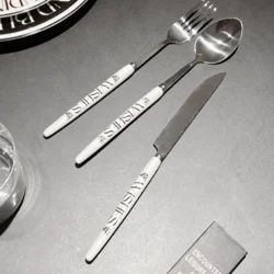 Столові прибори в італійському стилі з декоративним написом, елегантна класика