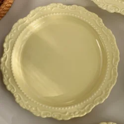 Керамічна тарілка в французькому стилі з рельєфним візерунком 20 см