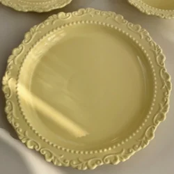 Керамічна тарілка в французькому стилі з рельєфним візерунком 25 см, жовта