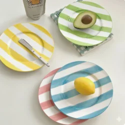 Керамічна десертна тарілка з ручним розписом у смужку