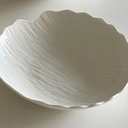 Керамічна глибока тарілка з текстурою дерева у скандинавському стилі