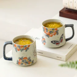 Керамічна кружка Caramel Glaze Story з візерунком «Танець персикової бабочки»