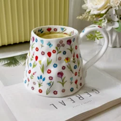 Керамічна кружка з квітковим принтом у стилі light luxury елегантна чашка для кави та чаю, 600 мл