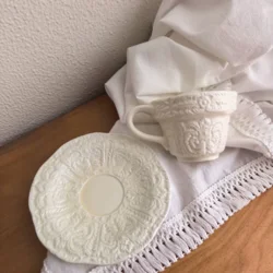 Набір керамічна чашка з блюдцем у вінтажному стилі (рельєфне рококо)