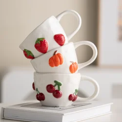 Керамічна чашка, стильна кружка з об’ємним фруктовим декором 400 мл