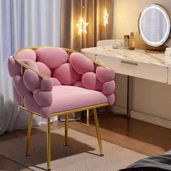 Крісло Bubble з м’якою оббивкою та золотою металевою рамою