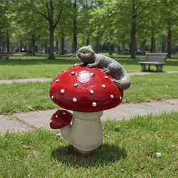 Садова фігурка «Білочка на мухоморі» зі смоли, 12×10×10 см