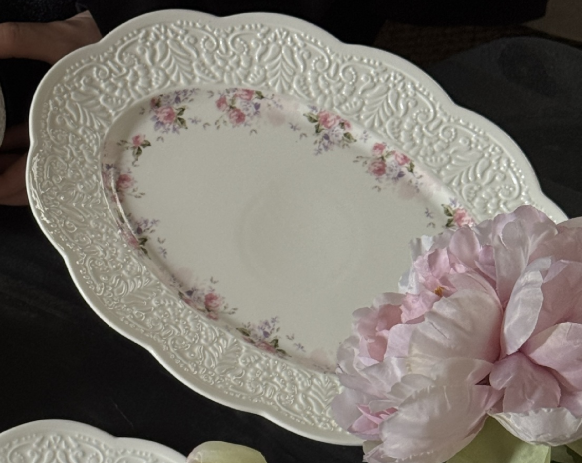 Тарілка овальна «Пелюстки та листя»