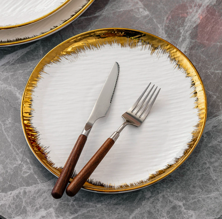 Керамічна тарілка з золотою каймою 25 см