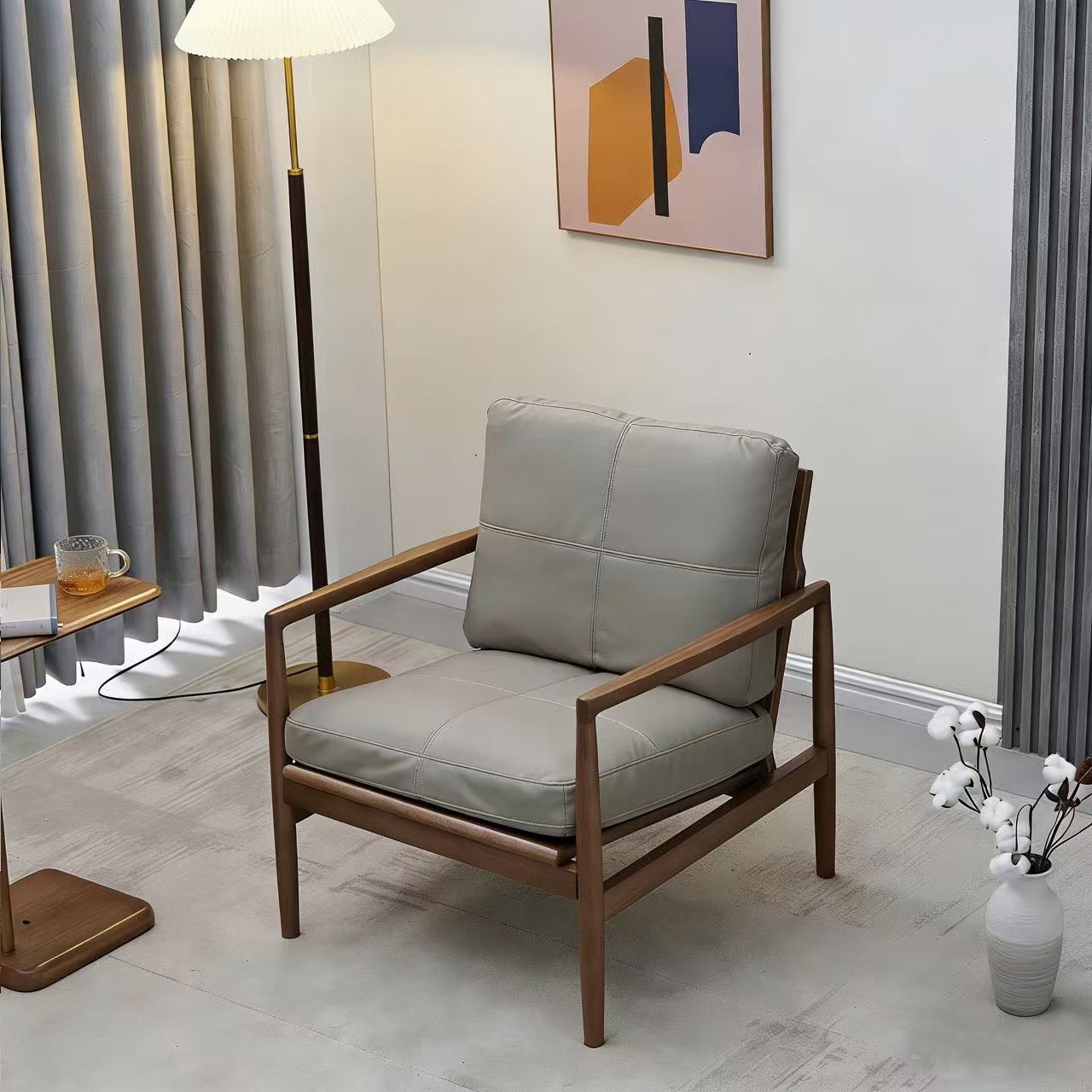 Крісло для вітальні, скандинавський стиль, масив горіху, екошкіра сіра