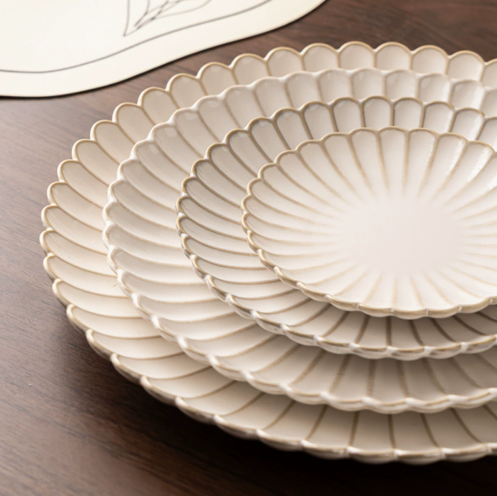 Керамічна тарілка в японському стилі з рельєфним дизайном, фарфор 15,6 см