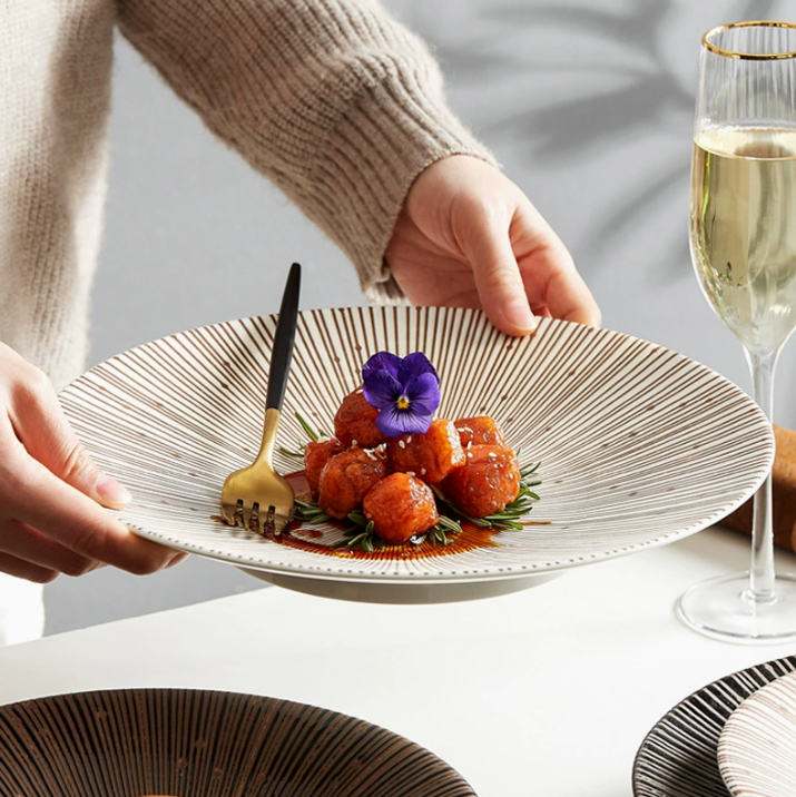 Керамічна тарілка Dehua з декоративним принтом, світла/темна, 21,5 см