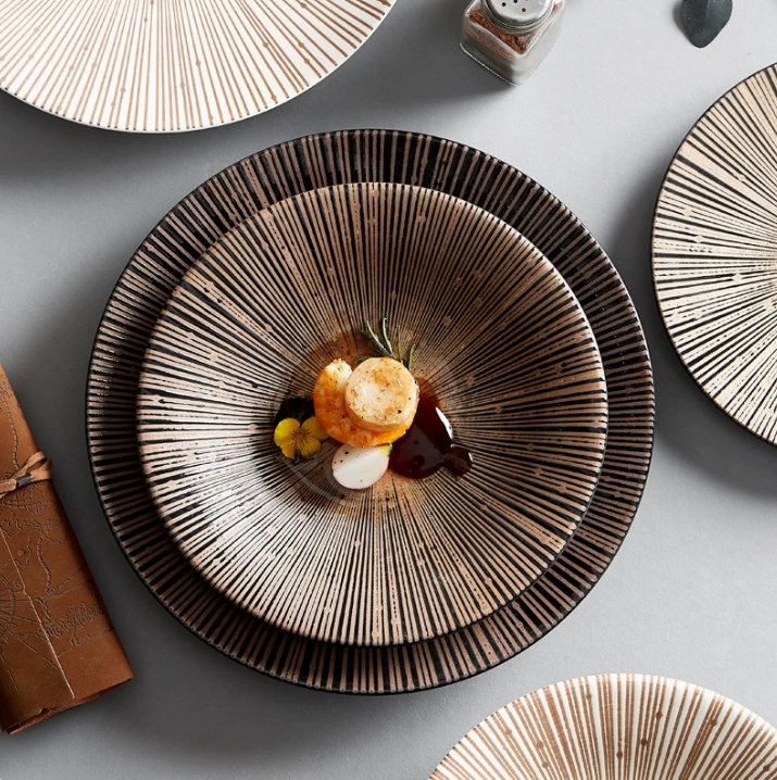 Керамічна тарілка Dehua з декоративним принтом, світла/темна, 23 см