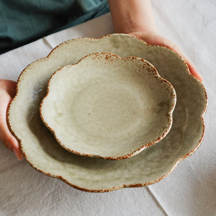 Керамічна тарілка Linghua у японському стилі з хвилястим краєм 10,5 см