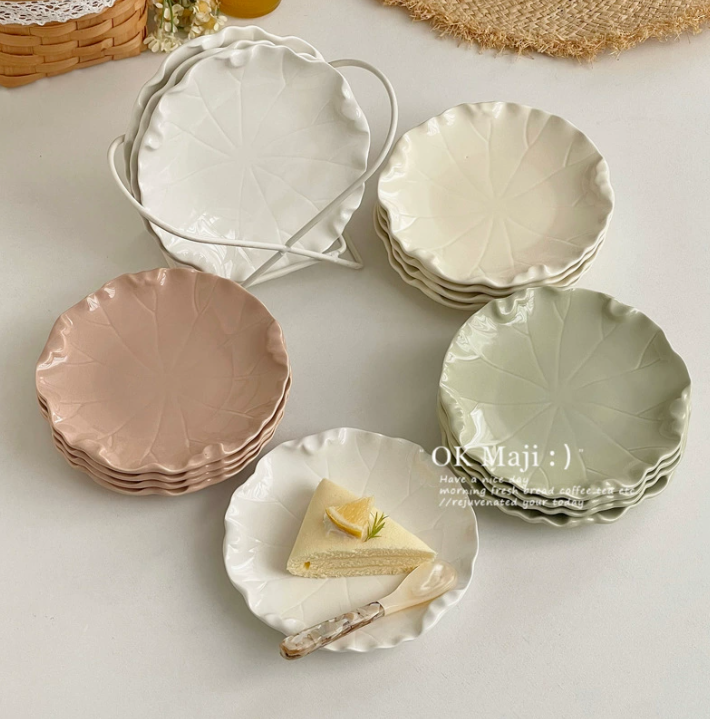 Десертна керамічна тарілка у формі листа лотоса 15 см