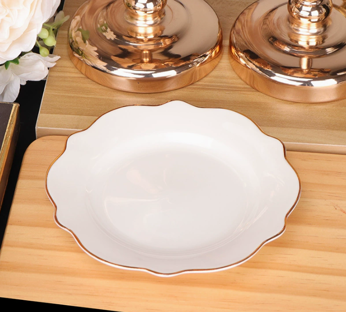 Керамічна тарілка у стилі Пномпень із золотим ободом, декоративна форма «квітка» 15 см