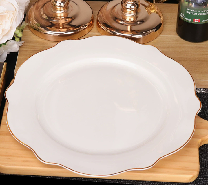 Керамічна тарілка у стилі Пномпень із золотим ободом, декоративна форма «квітка» 26 см