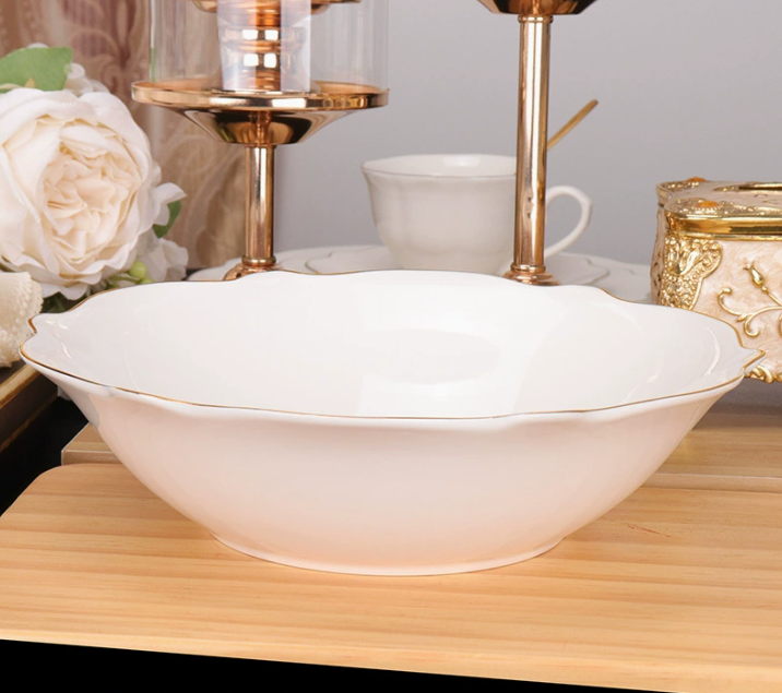 Керамічна глибока тарілка у стилі Пномпень із золотим ободом, декоративна форма «квітка»