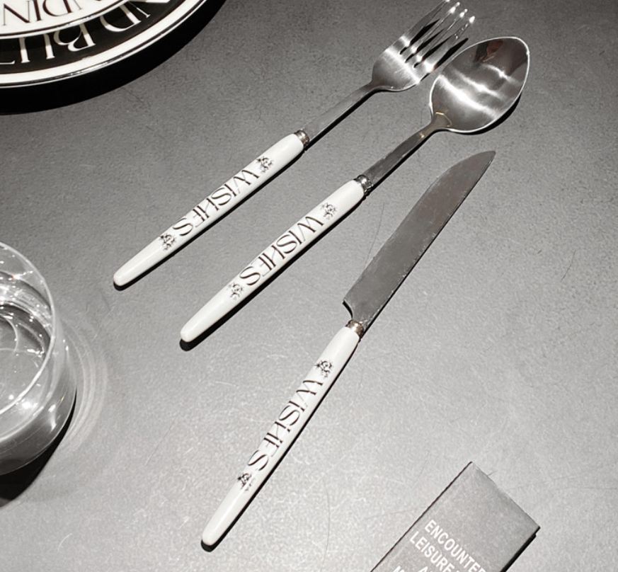 Столові прибори в італійському стилі з декоративним написом, елегантна класика