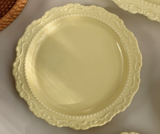 Керамічна тарілка в французькому стилі з рельєфним візерунком 20 см