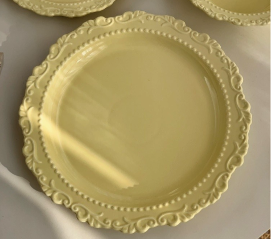 Керамічна тарілка в французькому стилі з рельєфним візерунком 25 см, жовта