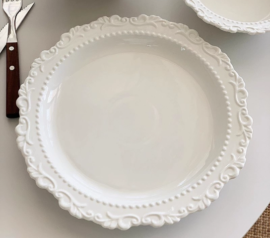 Керамічна тарілка в французькому стилі з рельєфним візерунком 25 см