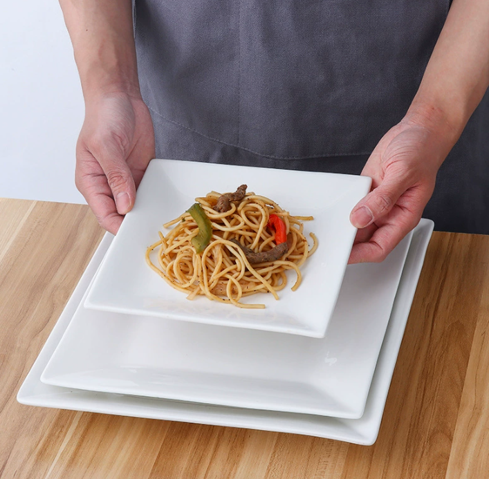 Квадратна керамічна тарілка білого кольору сучасний мінімалізм 23 см