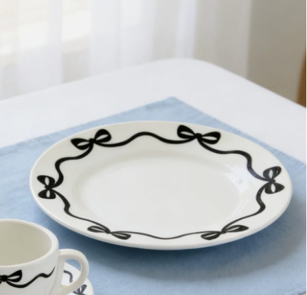 Порцелянова тарілка у французькому стилі з декоративними бантиками 22 см