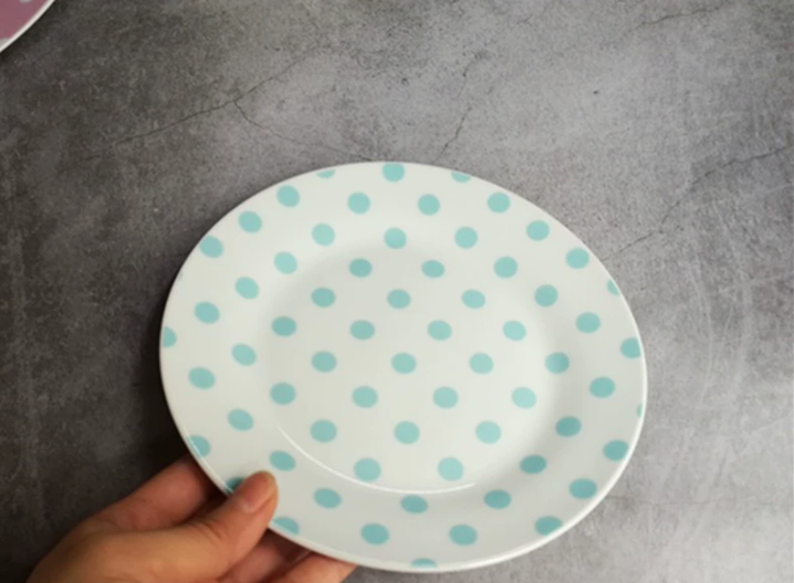 Керамічна тарілка в горошок у мінімалістичному стилі 17,8 см