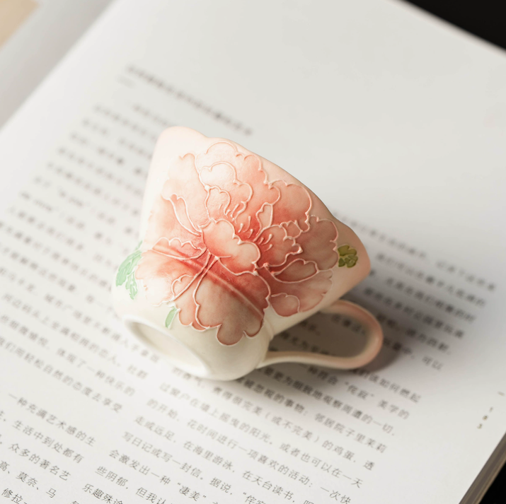 Керамічна чайна чашка з ручним розписом «Півонія метелик» 80 мл