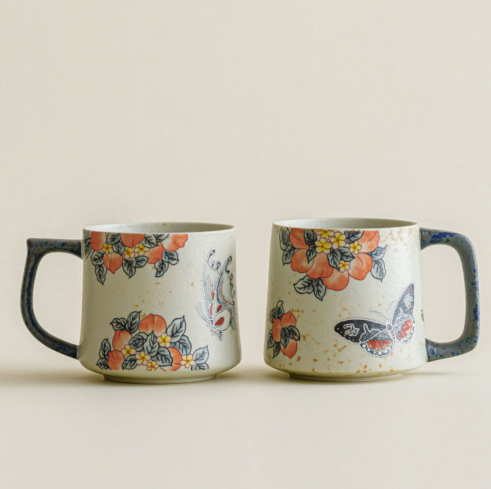 Набір з двох керамічних кружок Caramel Glaze Story з візерунком «Танець персикової бабочки»