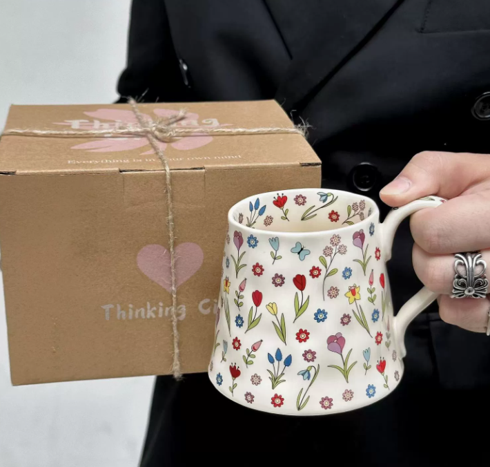 Керамічна кружка з квітковим принтом у стилі light luxury з подарунковою коробкою, 400 мл