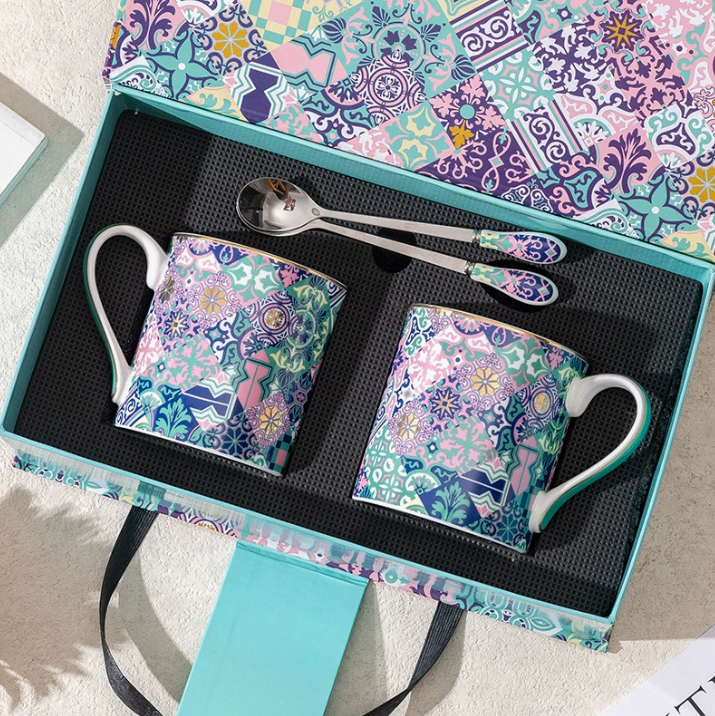 Набір керамічних кружок Digi Garden у подарунковій коробці 2 шт., з чайними ложками