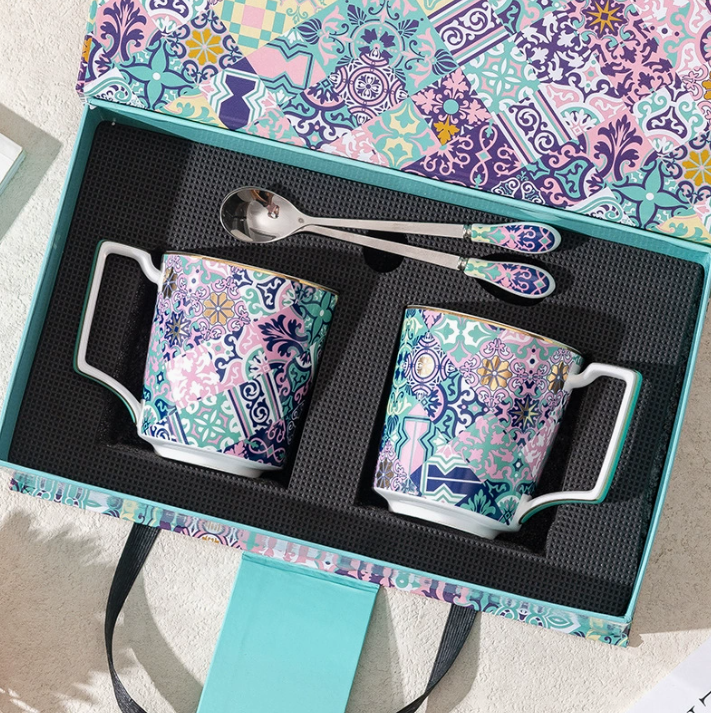 Набір фігурних керамічних кружок Digi Garden у подарунковій коробці 2 шт., з чайними ложками