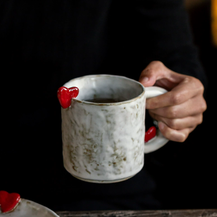 Керамічна кружка з декоративним серцем — стильна мінімалістична чашка