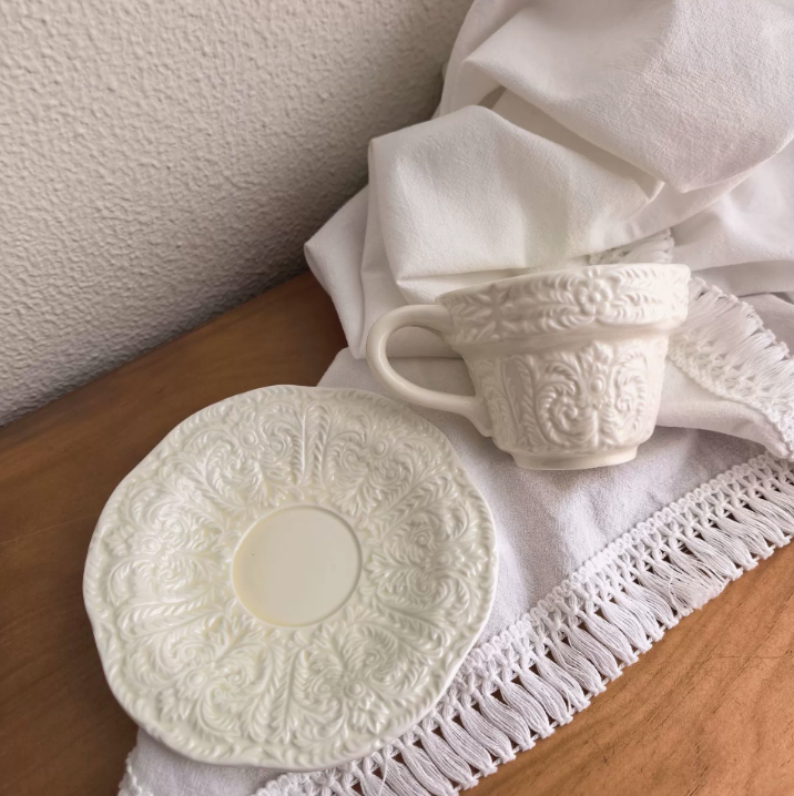 Набір керамічна чашка з блюдцем у вінтажному стилі (рельєфне рококо)