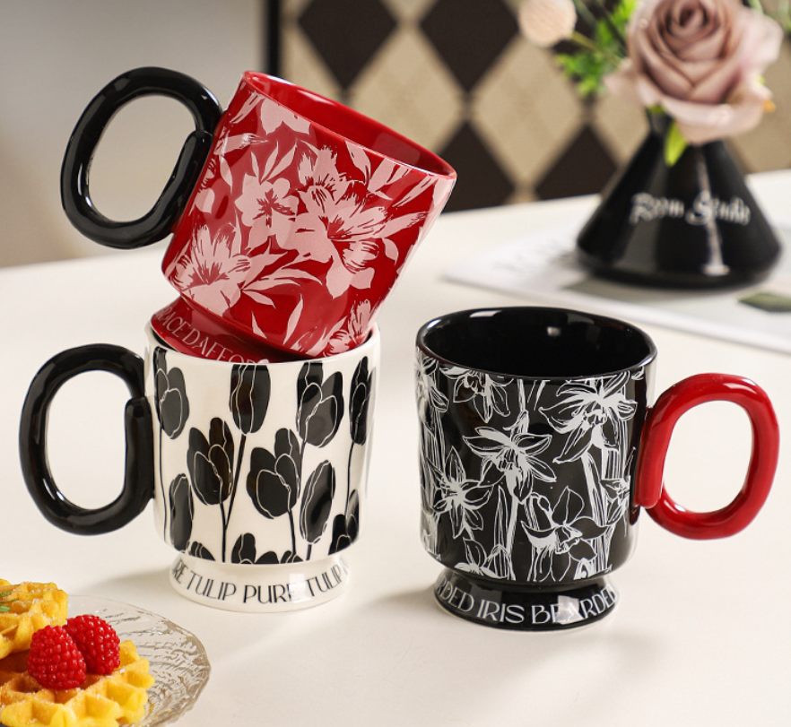 Керамічна кружка у ретро-класичному стилі з квітковим візерунком 380 мл