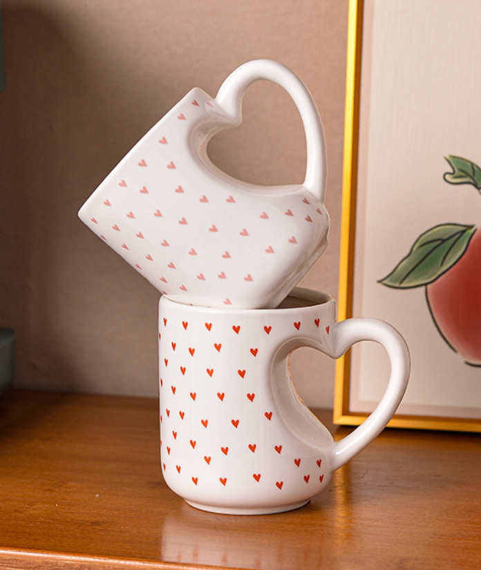 Керамічна чашка «Love» з серцями (450 мл)