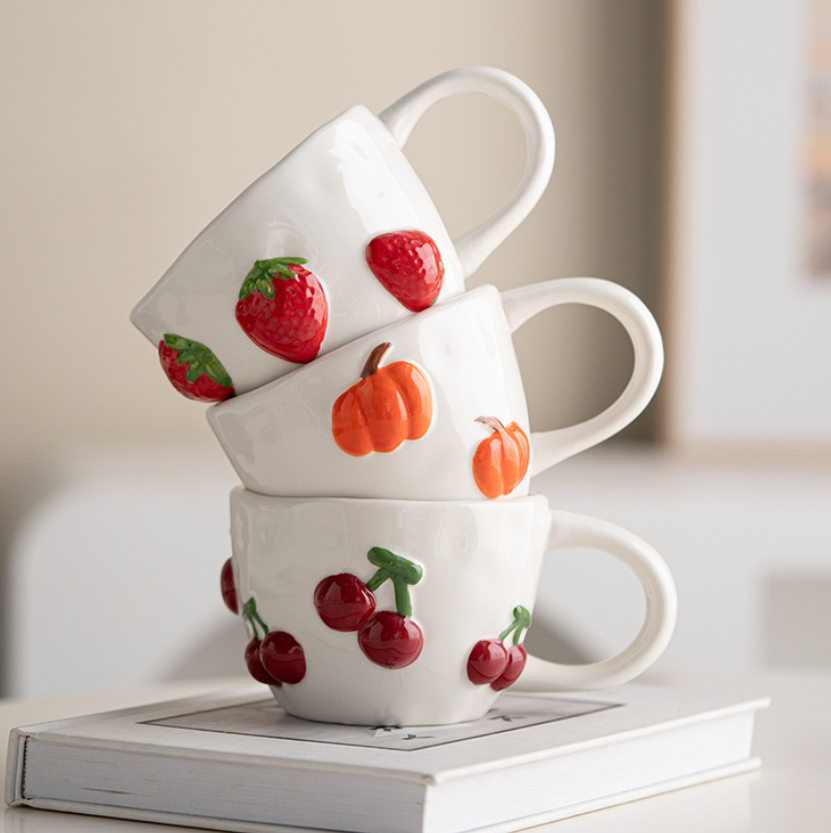 Керамічна чашка, стильна кружка з об’ємним фруктовим декором 400 мл