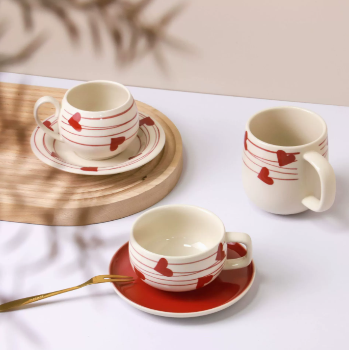Керамічна чашка з блюдцем «Love Line», стильна чашка у формі серця