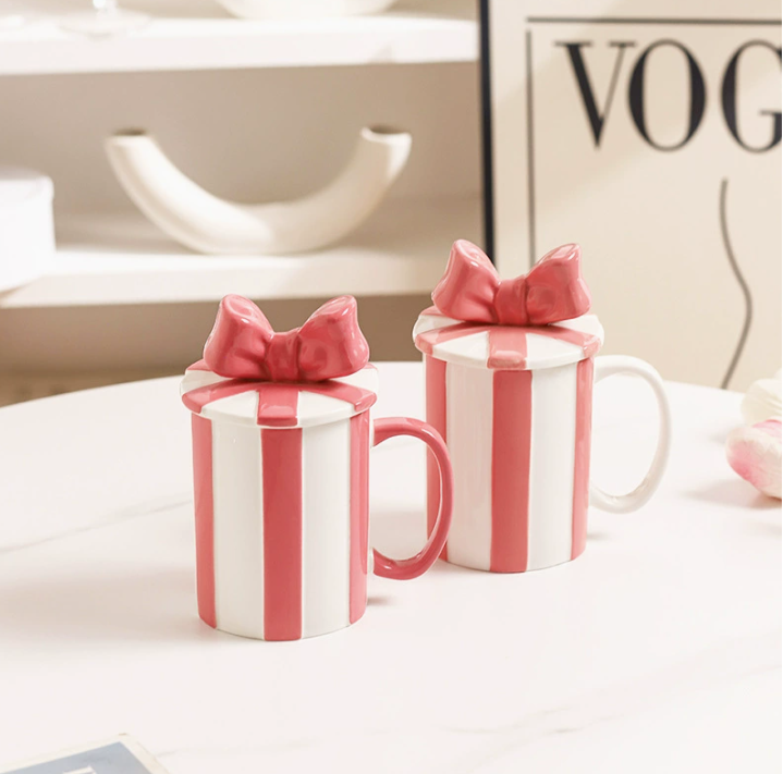 Керамічна кружка з кришкою «Gift Boх», стильна чашка з бантом