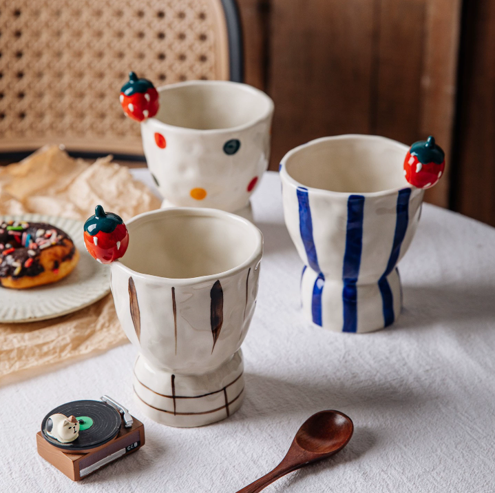 Керамічна чашка ручної роботи «Strawberry Vintage», стильна ретро-чашка для кави та чаю