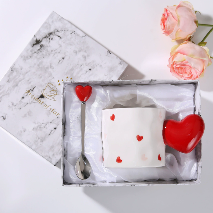 Керамічна кружка з ручкою у формі серця та ложкою в подарунковій упаковці, 401–500 мл