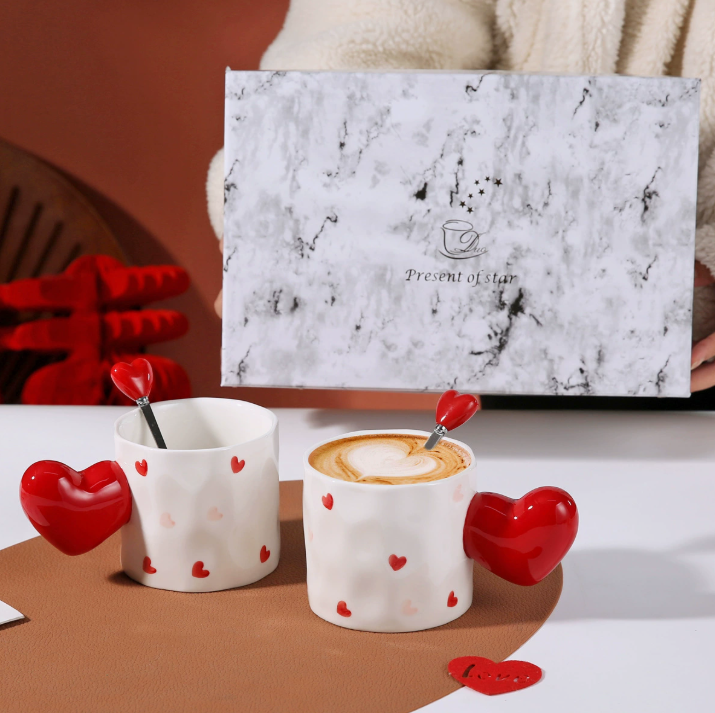 Подарунковий набір керамічних кружок з ручкою у формі серця та ложкою, 401–500 мл