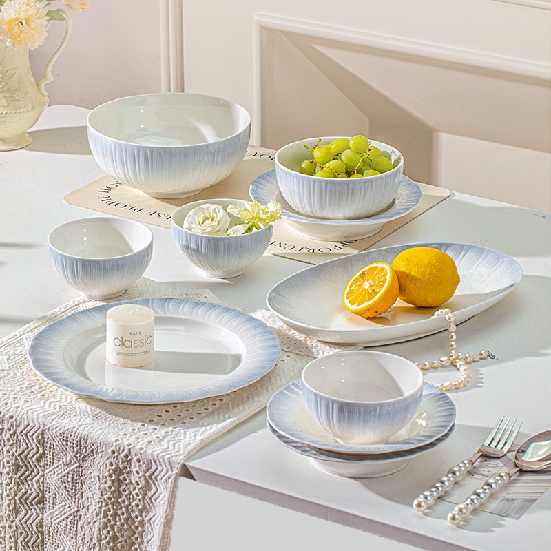 Набір керамічного посуду з блакитним градієнтом