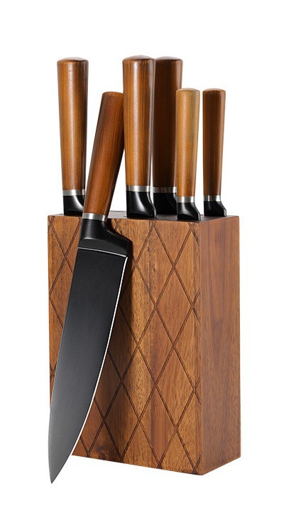 Набір ножів в дерев’яній підставці